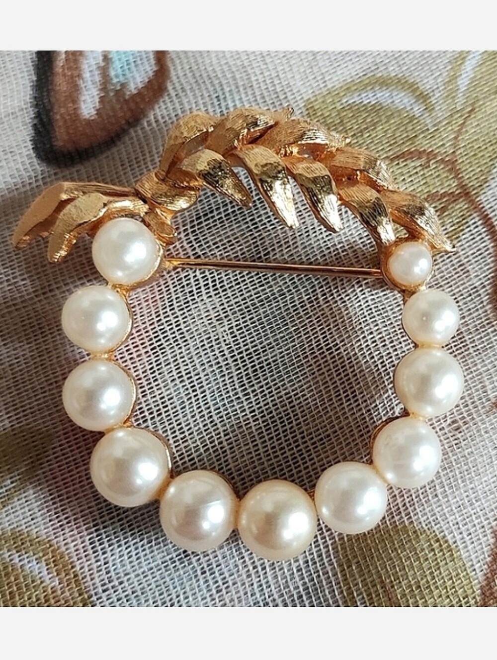 MARVELLA Vintage Faux Pearl Round Circle Door Wreath Gold Tone Leaves Brooch EUC